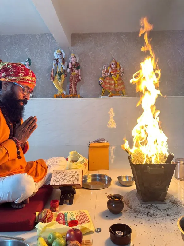 देव-प्रतिमाओं के समक्ष हवन – Hawan before the deities, शिव परमार्थ धाम
