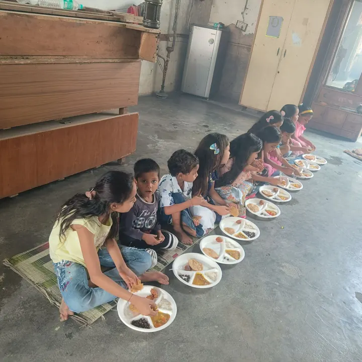 प्रेम से भोजन सेवा – Food served with love, शिव परमार्थ धाम