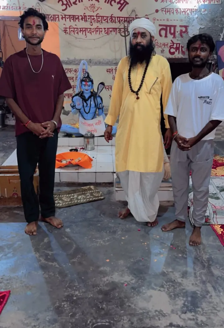 युवा भक्तों के साथ – With young devotees, शिव परमार्थ धाम
