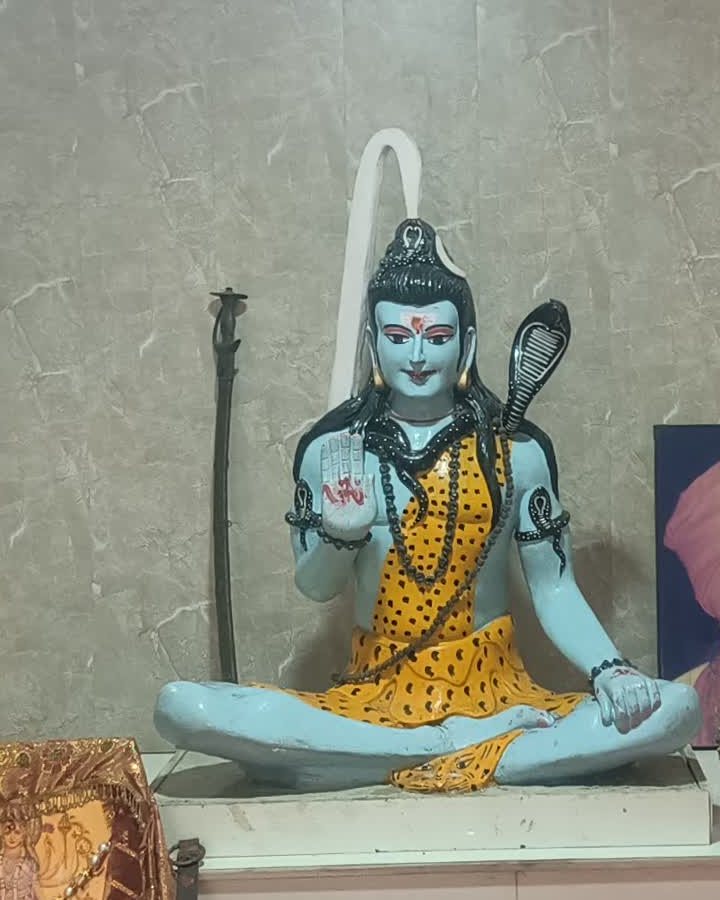 Murti of Lord Shiva in meditation in the sanctum of Shiv Parmarth Dham