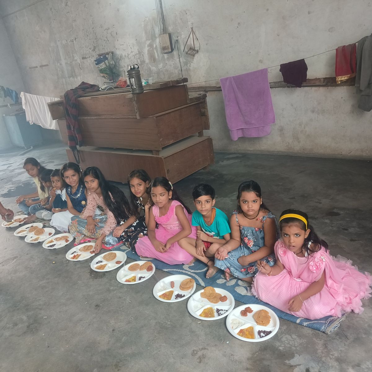 Kanyas served puri, halwa and chana prasad at Shiv Parmarth Dham