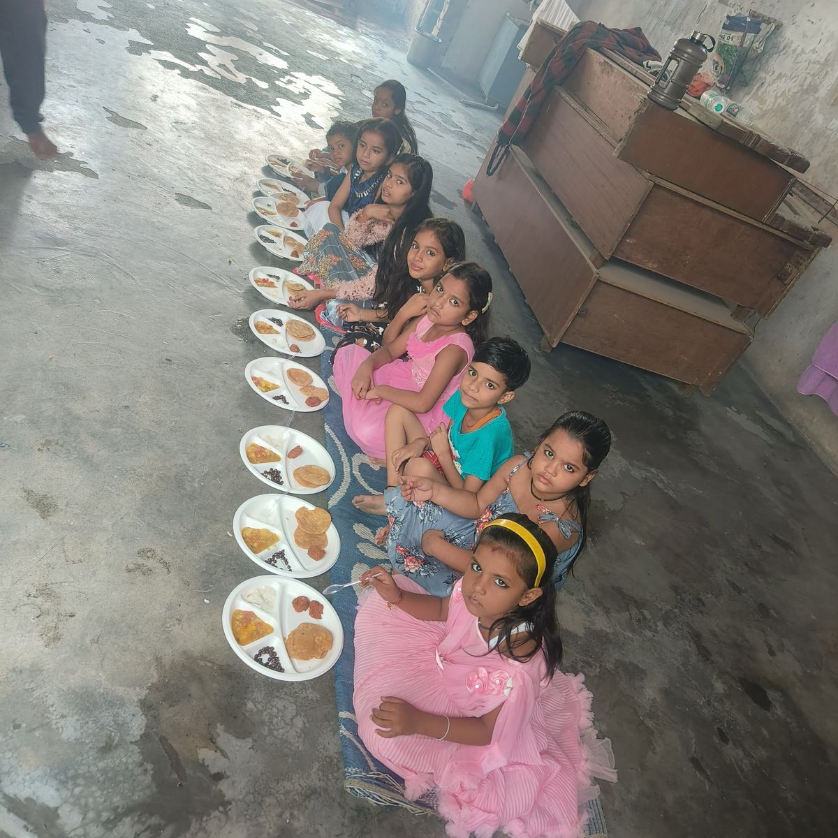Anna Seva: children served a meal at Shiv Parmarth Dham